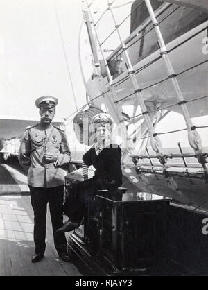 Le Tsar Nicolas II de Russie avec son fils, le tsarévitch Alexei. Alexei Nikolaevitch (1904 - 17 juillet 1918) Le tsarévitch de l'Empire russe. Il était le plus jeune enfant et seul fils de l'Empereur Nicolas II et l'impératrice Alexandra Feodorovna. Il est né d'hémophilie ; sa mère s'appuie sur la foi Grigori Raspoutine guérisseur pour soigner la maladie a contribué à mettre un terme à la fin de la dynastie des Romanov. Banque D'Images