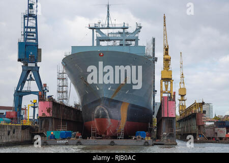 Grand bateau dans le chantier naval de révision Banque D'Images