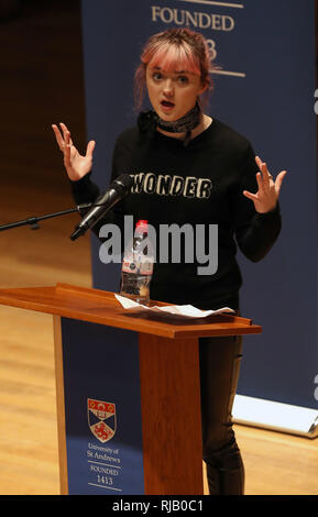 Jeu des trônes star Maisie Williams réagit au cours de son discours dans la salle des jeunes à l'Université de St Andrews où elle allait à sa carrière et à la promotion de la semaine - Daisie son application de réseau social pour les jeunes artistes. Banque D'Images