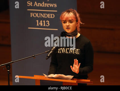 Jeu des trônes star Maisie Williams réagit au cours de son discours dans la salle des jeunes à l'Université de St Andrews où elle allait à sa carrière et à la promotion de la semaine - Daisie son application de réseau social pour les jeunes artistes. Banque D'Images