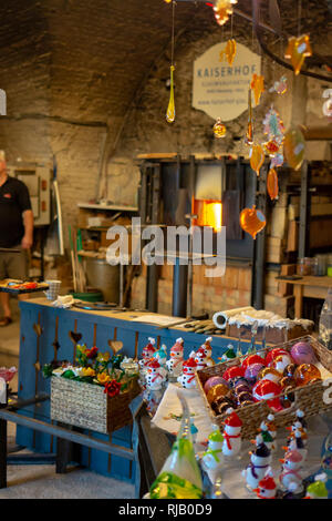 Neuberg an der Mürz , Autriche - 15.11.2018 : la fabrication de verre Verre manufature Kaiserhof avec verrerie colorée à l'atelier de l'usine de verre workhouse Banque D'Images