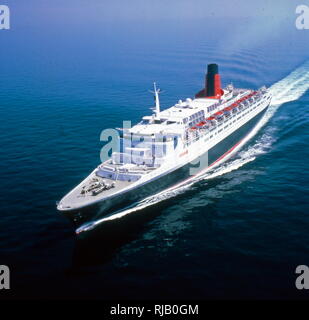 Le Queen Elizabeth 2, souvent appelée simplement QE2, est un hôtel flottant et retraités paquebot de la Cunard Line, qui était exploité par la Cunard à la fois comme un paquebot transatlantique et un bateau de croisière de 1969 à 2008. Depuis le 18 avril 2018 elle a été utilisé comme hôtel flottant à Dubaï Banque D'Images