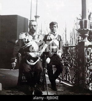 Le Tsar Nicolas II de Russie avec son fils, le tsarévitch Alexei. Alexei Nikolaevitch (1904 - 17 juillet 1918) Le tsarévitch de l'Empire russe. Il était le plus jeune enfant et seul fils de l'Empereur Nicolas II et l'impératrice Alexandra Feodorovna. Il est né d'hémophilie ; sa mère s'appuie sur la foi Grigori Raspoutine guérisseur pour soigner la maladie a contribué à mettre un terme à la fin de la dynastie des Romanov. Banque D'Images