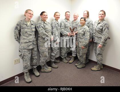 Le 746e Escadron de soutien de la Force de l'éducation et de la formation leur vol peut contenir jusqu'à 2015 Nathan Altschuler Éducation exceptionnelle et un programme de formation de l'année 6 novembre 2016, à Joint Base Lewis-McChord, dans l'État en plus de remporter le prix du meilleur bureau d'éducation et de formation dans l'ensemble de la réserve, le conseiller-maître Sgt. John Besselman FSS 746e, chef du développement des forces, a été nommé sous-officier de soutien de la Force aérienne de l'année pour l'AFRC. Banque D'Images