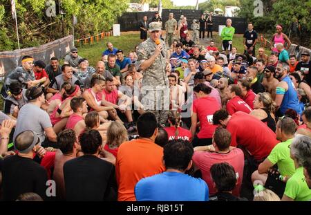 Le Major de l'Armée de Ken E. Dobbe, opérations de soutien de la direction générale de l'intégration de la distribution, chef de la 143e le maintien en puissance (Commande) expéditionnaire, explique la signification de 'Hooah' pour des centaines de participants se préparent à face au difficile Mudder parcours le 5 novembre 2016, à Palm Bay, en Floride, un Dobbe native de Chicago, a déclaré que "les challengers Hooah" se traduit par autre chose que le mot "no" Dobbe's inspirational entrain parler coïncide avec la dure Mudder's haute estime pour le courage, la confiance et l'engagement. Cet événement sportif international de la part de l'auditoire cible de nombreuses qualités que la réserve de l'armée cherche à nouveau recrui Banque D'Images