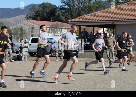 Les concurrents engagés dans la Garde nationale de Californie 2017 Concours meilleur guerrier effectuer l'intervalle d'exécution physique aérobie professionnelle Test d'évaluation (OPAT) Cas 3 Novembre au Camp San Luis Obispo, San Luis Obispo, Californie. (Army National Guard Banque D'Images