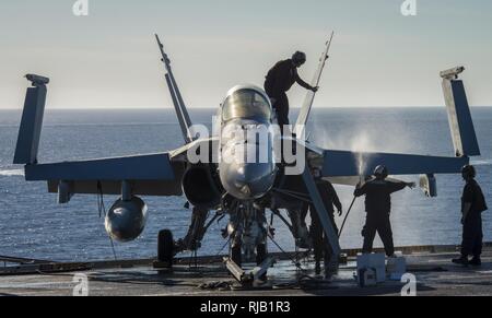 Océan Pacifique (nov. 11, 2016) marins laver un Strike Fighter Squadron (VFA) 137 F/A-18E Super Hornet sur le porte-avions USS Carl Vinson (CVN 70) poste de pilotage. Carl Vinson est actuellement en cours d'exercice de l'unité de formation Composite (COMPTUEX) en préparation pour un prochain déploiement. Banque D'Images