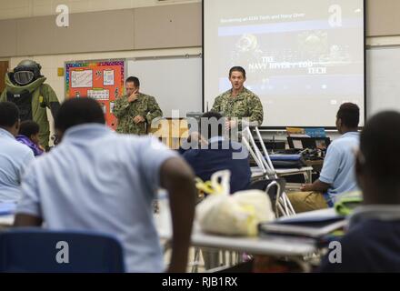 BATON ROUGE, Louisiane (nov. 3, 2016) Maître de 1re classe Evan Doyen, affecté à l'élimination des explosifs et munitions (Groupe EODGRU), 2 réponses question à propos des étudiants de NEM de la Marine à la Kenilworth Sciences & technologie l'école dans le cadre de la Semaine de la Marine de Baton Rouge en 2016. Baton Rouge est l'une des villes d'accueillir la sélection 2016 de la Semaine de la Marine, une semaine consacrée à la sensibilisation par l'US Navy, le service communautaire d'information locale et des expositions. Banque D'Images