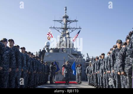 Mer Méditerranée (Nov 5, 2016) Side boys rendre honneur à la Cmdr. Peter Halvorsen, futur commandant, USS Carney (DDG 64) au cours d'une cérémonie de passation de commandement à bord du USS Carney. Carney, une classe Arleigh Burke destroyer lance-missiles, l'avant-déployé à Rota, Espagne, effectue une patrouille de routine dans le domaine de la flotte des États-Unis 6e des opérations à l'appui des intérêts de sécurité nationale des États-Unis en Europe. Banque D'Images