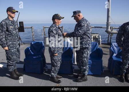 Mer Méditerranée (Nov 5, 2016) - Le Capitaine riche Dromerhauser, commodore, 60 destroyers, à droite, les axes d'une Médaille du service méritoire sur le Cmdr. Ken Pickard, commandant du USS Carney (DDG 64), au cours d'une cérémonie de passation de commandement à bord du USS Carney le 5 novembre 2016. Carney, une classe Arleigh Burke destroyer lance-missiles, l'avant-déployé à Rota, Espagne, effectue une patrouille de routine dans le domaine de la flotte des États-Unis 6e des opérations à l'appui des intérêts de sécurité nationale des États-Unis en Europe. Banque D'Images