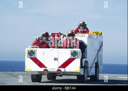 Océan Pacifique (nov. 4, 2016) Les marins de l'accident et l'équipe de récupération en veille en cas d'urgence dans le poste de pilotage de navire d'assaut amphibie USS America (LHA 6) au cours de F-35B Lightning II Les opérations aériennes. Le F-35B à décollage/atterrissage vertical (ADCAV) est le premier avion furtif STOVL supersoniques. L'Amérique, avec Marine Test de fonctionnement et d'évaluation (1 Escadron VMX-1), Marine Fighter Attack Squadron 211 (VMFA-211) et Test à l'air et de l'évaluation (23 Escadron VX-23) s'est lancé, sont en cours d'essais opérationnels et la troisième phase de l'essai de développement pour le F-3 Banque D'Images