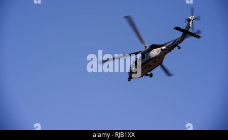 Océan Pacifique (nov. 4, 2016) Un hélicoptère MH-60S Seahawk, affecté à l'hélicoptère Black Knights de l'escadron de combat naval (HSC) 4, la prise en charge d'un groupe aéronaval au cours d'une démonstration de force d'entraînement en commun. 4 HSC est actuellement attribué à Carrier Air Wing Deux est en cours avec un groupe aéronaval d'effectuer l'exercice de l'unité de formation composite en prévision d'un déploiement. Banque D'Images