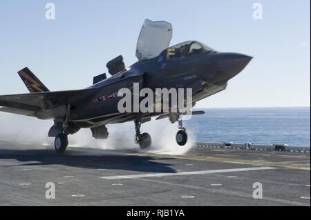 Océan Pacifique (nov. 4, 2016) Un F-35B Lightning II avion décolle de l'envol du navire d'assaut amphibie USS America (LHA 6) pendant les opérations de vol. Le F-35B à décollage/atterrissage vertical (ADCAV) est le premier avion furtif STOVL supersoniques. L'Amérique, avec Marine Test de fonctionnement et d'évaluation (1 Escadron VMX-1), Marine Fighter Attack Squadron 211 (VMFA-211) et Test à l'air et de l'évaluation (23 Escadron VX-23) s'est lancé, sont en cours d'essais opérationnels et la troisième phase de l'essai de développement pour le F-35B Lightning II, respectivement. Le te Banque D'Images