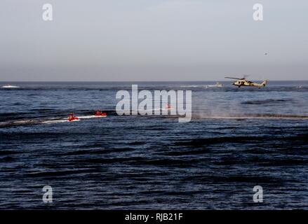 Océan Pacifique (nov. 4, 2016) Un MH-60S Sea Hawk, affecté à l'hélicoptère Black Knights de l'escadron de combat naval (HSC), 4 passe à l'eau basse comme mesure défensive contre d'opposing force petits métiers au cours d'une démonstration de force d'entraînement en commun. 4 HSC est actuellement attribué à Carrier Air Wing Deux est en cours avec un groupe aéronaval d'effectuer l'exercice de l'unité de formation composite en prévision d'un déploiement. Banque D'Images