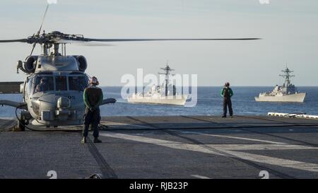 Océan Pacifique (nov. 11, 2016) Un hélicoptère grève Maritime Squadron (HSM) 78 MH-60R Sea Hawk se prépare à décoller du porte-avions USS Carl Vinson (CVN 70) poste de pilotage. Carl Vinson est actuellement en cours d'exercice de l'unité de formation Composite (COMPTUEX) en préparation pour un prochain déploiement. Banque D'Images