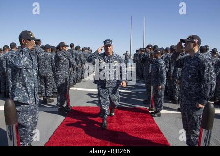 Mer Méditerranée (Nov 5, 2016) - Side boys rend hommage rendu au capitaine riche Dromerhauser, commodore, Destroyer Squadron 60, comme il l'écarte d'une cérémonie de passation de commandement à bord du USS Carney (DDG 64) Le 5 novembre 2016. Carney, une classe Arleigh Burke destroyer lance-missiles, l'avant-déployé à Rota, Espagne, effectue une patrouille de routine dans le domaine de la flotte des États-Unis 6e des opérations à l'appui des intérêts de sécurité nationale des États-Unis en Europe. Banque D'Images