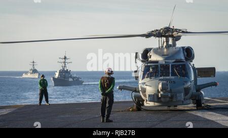 Océan Pacifique (nov. 11, 2016) Un hélicoptère grève Maritime Squadron (HSM) 78 MH-60R Sea Hawk se prépare à décoller du porte-avions USS Carl Vinson (CVN 70) poste de pilotage. Carl Vinson est actuellement en cours d'exercice de l'unité de formation Composite (COMPTUEX) en préparation pour un prochain déploiement. Banque D'Images