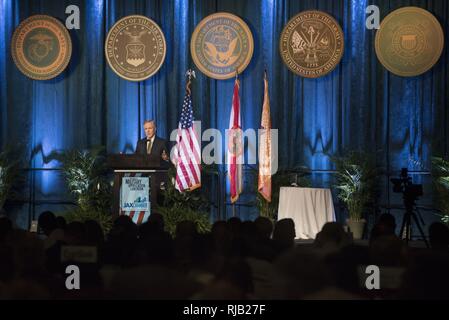 JACKSONVILLE, Floride (nov. 3, 2016) Secrétaire de la Marine (SECNAV) Ray Mabus prononce une allocution au cours de la Chambre de Commerce de Jacksonville's 14e édition du Déjeuner de reconnaissance. Claude est dans la région pour rencontrer les marins, marines et de leadership civique. Banque D'Images