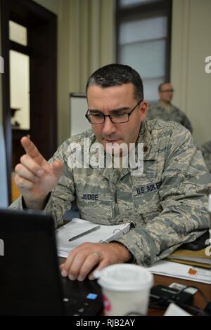 Le juge John Major, 107ème, commandant de préparation logistique Squadrom exécute les tâches logistiques d'acquérir des fournitures pour les efforts de coopération, New York Street Armory, Buffalo, NY, le 2 novembre 2016. La 107e Airlift Wing et la 153e, la commande des troupes de l'armée, la Garde Nationale de New York ont joint leurs forces pour former pour répondre aux urgences de l'état au cours de l'exercice 2016 WERCK-il. Banque D'Images