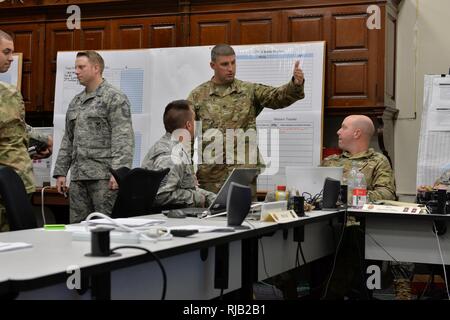 Le Sgt. First Class Chuck Higgins, 153e Troupe Commande, agit comme le sergent principal des opérations, New York Street Armory, Buffalo, NY, le 2 novembre 2016. La 107e Airlift Wing et la 153e, la commande des troupes de l'armée, la Garde Nationale de New York ont joint leurs forces pour former pour répondre aux urgences de l'état au cours de l'exercice 2016 WERCK-il. Banque D'Images