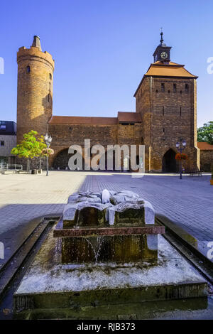 Fontaine en face de Hungerturm Steintor et Bernau, Porte de Brandebourg, Allemagne Banque D'Images