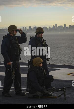 PUGET SOUND, laver - (nov. 3, 2016) - Maître de 2e classe, William Tomlinson (à gauche), originaire de Lancaster, Pennsylvanie, analyse le Puget Sound, alors que le Maître de 3e classe Alysa Alvarez , originaire de Porterville, Calif., matelot et Erik Miller, originaire de Clarkston, Miss., quart à bord du USS Nimitz (CVN 68) lors d'un transit par le Puget Sound. Nimitz est en cours, la réalisation des opérations de routine en préparation pour un prochain déploiement de 2017. Banque D'Images