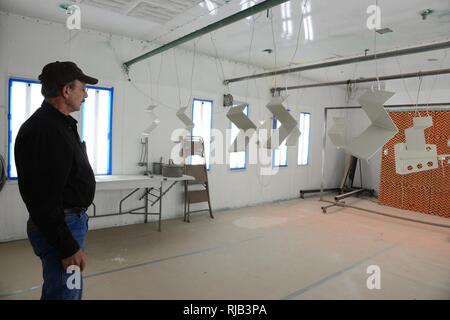 Leighton Dresch, 341e Escadron de maintenance des missiles de superviseur de la section de la corrosion, explique comment la boutique de corrosion applique de la peinture à l'installation de lancement le 1 novembre, 2016 des métaux, à la Malmstrom Air Force Base, au Montana, à maintenir l'intégrité du métal utilisé lors du lancement, les membres de l'équipe de corrosion appliquer une couche spéciale de peinture pour protéger contre les éléments dans le vaste domaine des missiles. Banque D'Images