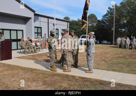 Col John Haas, commandant de la 53ème Infantry Brigade Combat Team et le lieutenant-colonel Heath Lewis, commandant du 1er bataillon du 167e Régiment d'infanterie, procède à un patch d'une cérémonie à Talladega, Alabama, Novembre 5th, 2016. Le bataillon de la Garde nationale de l'Alabama est maintenant sous l'autorité du commandement de la Garde nationale de Floride 53e Infanterie Brigade Combat Team. Banque D'Images