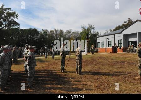 Col John Haas, commandant de la 53ème Infantry Brigade Combat Team et le lieutenant-colonel Heath Lewis, commandant du 1er bataillon du 167e Régiment d'infanterie, procède à un patch d'une cérémonie à Talladega, Alabama, Novembre 5th, 2016. Le bataillon de la Garde nationale de l'Alabama est maintenant sous l'autorité du commandement de la Garde nationale de Floride 53e Infanterie Brigade Combat Team. Banque D'Images