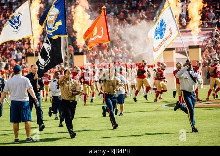 Les membres en service de chaque branche au militaire les joueurs des San Francisco 49ers sur le champ avant de chanter l'hymne national par le capitaine Skye Martins, officier des affaires publiques du 12e district maritime. La Ligue nationale de football's "Salute to Service" a souligné le centenaire de la réserve de la Force maritime au cours des 49ers' match contre les New Orleans Saints, le 6 novembre 2016. Aujourd'hui, environ 500 Réserves marines sont entièrement intégrée offrant un soutien à l'exploitation de la flotte et les commandants de combat à travers le monde. Banque D'Images