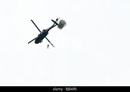 Les membres de la Garde nationale de l'Alabama E Company (une surveillance), 1/173ème régiment d'infanterie, de procéder à un saut d'un UH-60 Black Hawk au nord-est de l'Arkansas Regional Airport de Gadsden, Alabama, le 5 novembre 2016. ( Banque D'Images