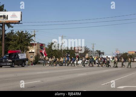 Boy Scouts of America, 597 troupes, participer à la 21e édition du Défilé des anciens combattants, Jacksonville, NC, le 5 novembre 2016. Le Défilé des anciens combattants, organisé par Rolling Thunder Inc. Chapitre NC-5, a été observée par les anciens combattants, les militaires et les résidents de Jacksonville et a montré l'appui des membres des forces armées. Banque D'Images