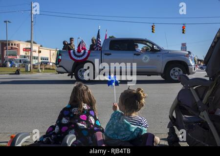 Les enfants observent le 21e défilé du jour des anciens combattants dans la région de Jacksonville, NC, le 5 novembre 2016. Le Veteran's Day Parade, organisée par Rolling Thunder Inc. Chapitre NC-5, a été observée par les anciens combattants, les militaires, et les résidents de Jacksonville et a montré l'appui des membres des forces armées. Banque D'Images