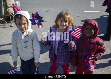 Les enfants s'arrêter de poser au cours de la 21e édition du Défilé des anciens combattants dans la région de Jacksonville, NC, le 5 novembre 2016. Le Veteran's Day Parade, organisée par Rolling Thunder Inc. Chapitre NC-5, a été observée par les anciens combattants, les militaires, et les résidents de Jacksonville et a montré l'appui des membres des forces armées. Banque D'Images