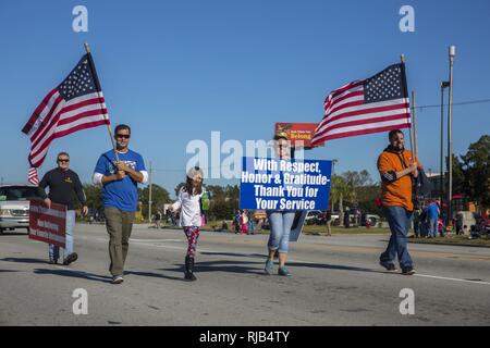 Jacksonville résidents participent à la 21e édition du Défilé des anciens combattants dans la région de Jacksonville, NC, le 5 novembre 2016. Le Veteran's Day Parade, organisée par Rolling Thunder Inc. Chapitre NC-5, a été observée par les anciens combattants, les militaires, et les résidents de Jacksonville et a montré l'appui des membres des forces armées. Banque D'Images