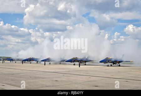 JACKSONVILLE, Floride (nov. 4, 2016) Escadron de démonstration en vol de l'US Navy, le Blue Angels se préparent à effectuer à la mer et du ciel 2016 spectaculaire de Jacksonville, Floride. Les Anges bleus sont tenues de remplir plus de 50 manifestations à travers les États-Unis en 2016, qui est l'année du 70e anniversaire de l'équipe. Banque D'Images