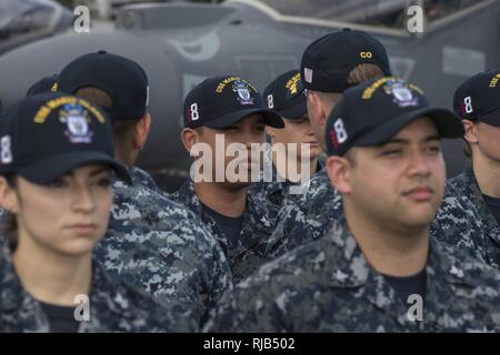 Océan Pacifique (nov. 7, 2016) Maître de 1re classe Harley Mar Aldave, à partir de Las Vegas, parle avec l'USS Makin Island (DG 8) Commandant Capt Mark Melson lors d'une inspection uniforme sur le poste de pilotage de l'assaut amphibie. L'île de Makin, le produit phare de l'île de Makin, groupe amphibie fonctionne aux États-Unis 7e flotte zone des opérations et l'entrepris 11e Marine Expeditionary Unit à l'appui de la sécurité et de la stabilité dans la région du Pacifique-Indo-Asia. Banque D'Images