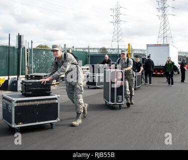 Les membres du groupe de musique rock "mobilité" de l'US Air Force Band de la Golden West décharger l'équipement pour leur spectacle de mi-temps de la Ligue nationale de football versus Raiders Denver Broncos jeu à l'O.co Coliseum à Oakland en Californie, Nov 6, 2016. La bande est stationné à Travis Air Force Base, en Californie, et effectuées à un public de plus de 54 000 fans. Les groupes de la scène heavy Air Mobility Command avance et global Air Force missions en vous fournissant des produits et services de musique pour les militaires, le recrutement, et des relations avec les événements. Banque D'Images