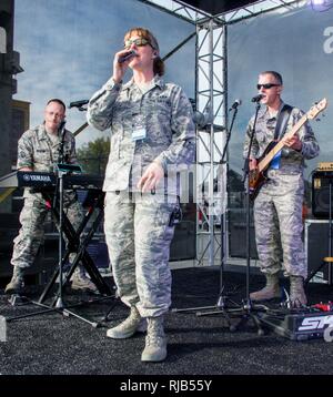 Le groupe de musique rock "mobilité" de l'US Air Force Band de la Golden West préchauffage avant la mi-temps de leur montrer de la Ligue nationale de football versus Raiders Denver Broncos jeu à l'O.co Coliseum à Oakland en Californie, Nov 6, 2016. La bande est stationné à Travis Air Force Base, en Californie, et effectuées à un public de plus de 54 000 fans. Les groupes de la scène heavy Air Mobility Command avance et global Air Force missions en vous fournissant des produits et services de musique pour les militaires, le recrutement, et des relations avec les événements. Banque D'Images