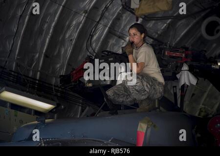 Tech. Le Sgt. Amiee Whitehurst, 41e Unité de maintenance d'hélicoptères, des montres en tant que membres de l'HMU 41 décharger un HH-60G Pave Hawk à partir d'un C-17 Globemaster III, 1 novembre 2016, à la base aérienne Tyndall, en Floride, le C-17 a effectué deux Ouvrir Hawks à participer à un exercice de sauvetage rapide qui a eu lieu du 1er au 3 novembre. Banque D'Images