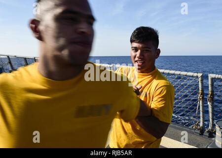 La mer méditerranéenne (nov. 6, 2016) Elie Davis, marin, à partir de la droite, à Dededo Guam et Ensign Tomas Hernandez de Abilene, Texas, conduite sécurité formation à bord d'une force de réaction bravo USS Ross (DDG 71) Le 6 novembre 2016. Ross, une classe Arleigh Burke destroyer lance-missiles, l'avant-déployé à Rota, Espagne, mène des opérations navales dans la sixième flotte américaine zone d'opérations à l'appui de la sécurité nationale des États-Unis en Europe et en Afrique. Banque D'Images