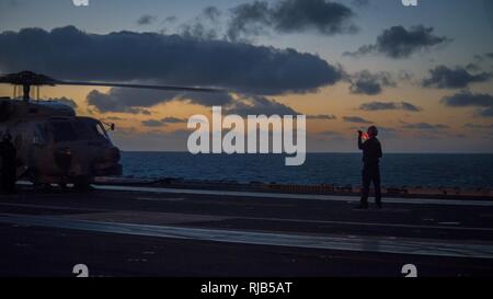 Océan Pacifique (nov. 1, 2016) la conduite des opérations de vol de marins sur le porte-avions USS Carl Vinson (CVN 70) poste de pilotage. Carl Vinson est en cours la réalisation de l'unité de formation Composite (Exercice COMPTUEX) au large de la côte de Californie du Sud. Banque D'Images