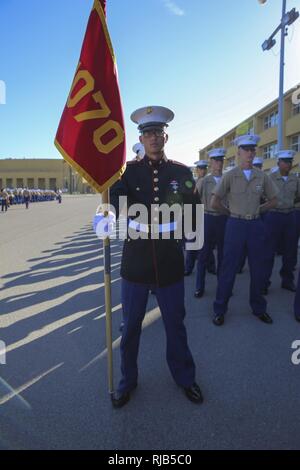 Le soldat de première classe Lewis B. Moorhead, 1070 Peloton Société Delta, 1er Bataillon, de recrutement et de formation est de parade reste avant d'avoir obtenu un diplôme au Marine Corps Recruter Depot San Diego, Novembre 4. Moorhead est un Tuscon, Arizona, autochtones et a été recruté par RS Phoenix. Chaque année, plus de 17 000 hommes recrutés dans la région de recrutement de l'Ouest sont formés à MCRD San Diego. Banque D'Images