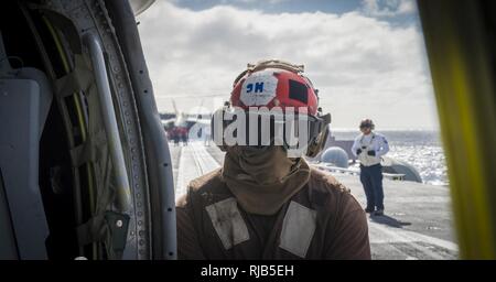 Océan Pacifique (nov. 1, 2016) la conduite des opérations de vol de marins sur le porte-avions USS Carl Vinson (CVN 70) poste de pilotage. Carl Vinson est en cours la réalisation de l'unité de formation Composite (Exercice COMPTUEX) au large de la côte de Californie du Sud. Banque D'Images