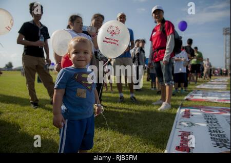 Chase, Brave Buddy helper, attend avec les athlètes et les membres de la famille pour le début d'une parade au cours de la formation d'Olympiques spéciaux Kadena le 5 novembre 2016, à Kadena Air Base, au Japon. Environ 960 athlètes ont participé aux festivités KSO, dont plus de 1 000 volontaires américains, des interprètes linguistiques et des hauts fonctionnaires du Gouvernement du Japon, Okinawa Prefectural Government, les collectivités locales et l'armée américaine. Banque D'Images