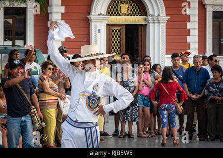 Il regarde la foule célèbre danse de Marinera Trujillo, Pérou, dans le style colonial place principale de la ville. Banque D'Images