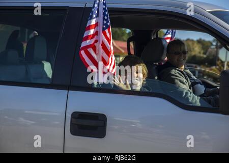 Les membres de la famille participent à la 21e édition du Défilé des anciens combattants dans la région de Jacksonville, NC, le 5 novembre 2016. Le Veteran's Day Parade, organisée par Rolling Thunder Inc. Chapitre NC-5, a été observée par les anciens combattants, les militaires, et les résidents de Jacksonville et a montré l'appui des membres des forces armées. Banque D'Images