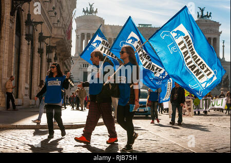 Rome, Italie - 20 octobre 2018 : les jeunes militants animalier marcher avec drapeaux au centre-ville en face de 'Altare della Patria' monument Banque D'Images