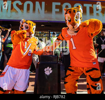 La mascotte de l'Université Clemson football Tiger pendant le week-end au Memorial Stadium dans la vallée de la mort. Banque D'Images