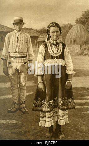 Jeune fille paysanne en robe de gala traditionnelle, Bulgarie Banque D'Images